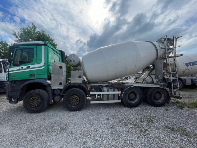 camion malaxeur Saraka  sur châssis Mercedes-Benz Arocs 3246 8X4 Betonkeverő